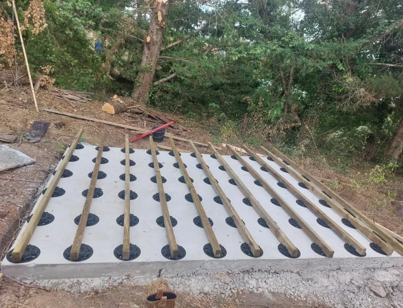 Avancement de la Terrasse pour le bain finlandais-Auvergne Kota-hébergement insolite-séjour-week-end famille-cabane en bois-détente-loisirs-écotourisme-tourisme-kota finlandais-Vichy-Brugheas-Bellerive sur allier-Auvergne