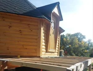 La deuxième terrasse est en cours de construction-Auvergne Kota-hébergement insolite-séjour-week-end famille-cabane en bois-détente-loisirs-écotourisme-tourisme-kota finlandais-Vichy-Brugheas-Bellerive sur allier-Auvergne