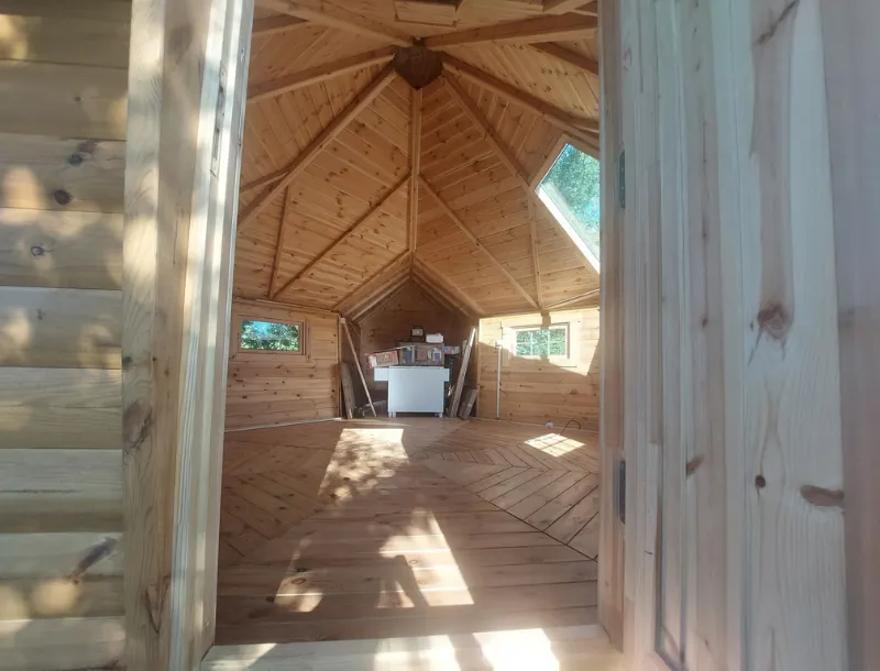 On avance sur l'intérieur-Auvergne Kota-hébergement insolite-séjour-week-end famille-cabane en bois-détente-loisirs-écotourisme-tourisme-kota finlandais-Vichy-Brugheas-Bellerive sur allier-Auvergne