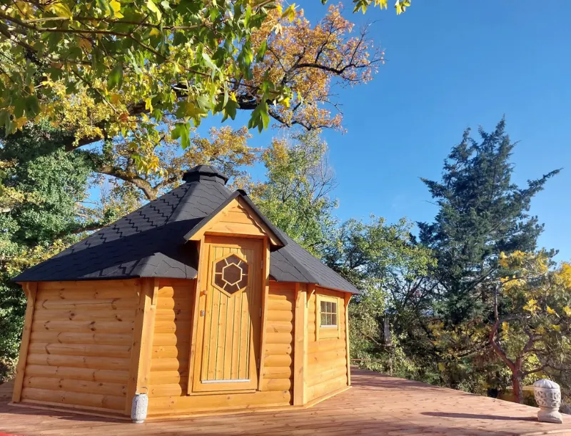 Hébergement insolite près de Vichy, kota en bois vue de l'exterieur-Auvergne Kota-hébergement insolite-séjour-week-end famille-cabane en bois-détente-loisirs-écotourisme-tourisme-kota finlandais-Vichy-Brugheas-Bellerive sur allier-Auvergne
