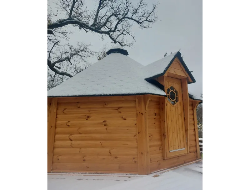 Premières neiges sur auvergne Kota-Auvergne Kota-hébergement insolite-séjour-week-end famille-cabane en bois-détente-loisirs-écotourisme-tourisme-kota finlandais-Vichy-Brugheas-Bellerive sur allier-Auvergne