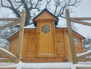 kota sous la neige-Auvergne Kota-hébergement insolite-séjour-week-end famille-cabane en bois-détente-loisirs-écotourisme-tourisme-kota finlandais-Vichy-Brugheas-Bellerive sur allier-Auvergne