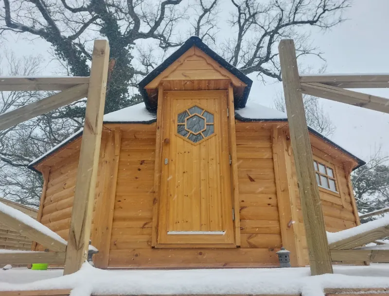 kota sous la neige-Auvergne Kota-hébergement insolite-séjour-week-end famille-cabane en bois-détente-loisirs-écotourisme-tourisme-kota finlandais-Vichy-Brugheas-Bellerive sur allier-Auvergne