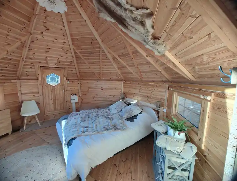 Chambre lit double spacieuse vue du lit auvergne kota-Auvergne Kota-hébergement insolite-logement insolite-séjour détente-escapade nature-location-vacances-Bain nordique privatif-week end romantique-Brugheas-Vichy-Allier-Clermont Ferrand