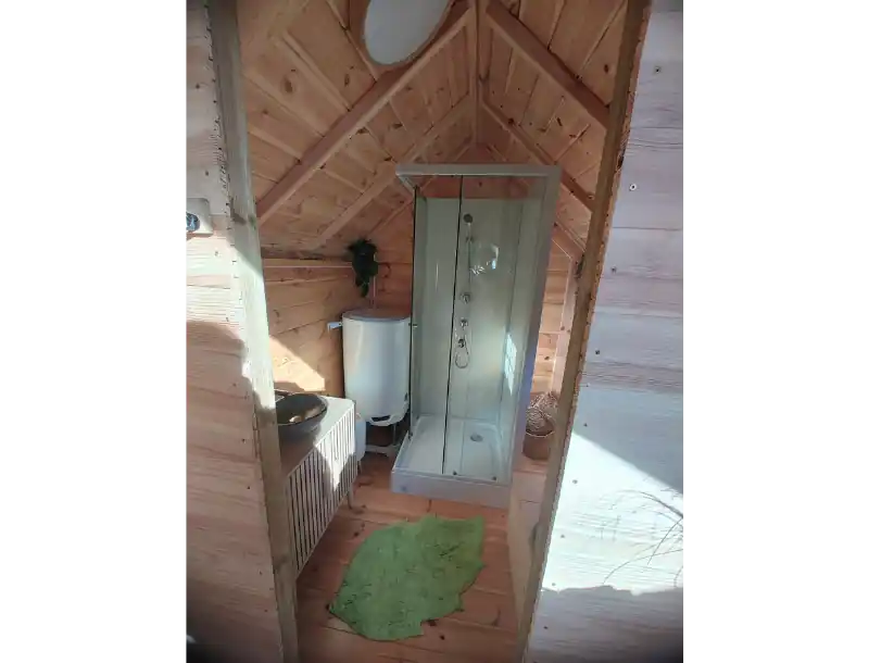Kota finlandais salle de bain equipée-Auvergne Kota-hébergement insolite-logement insolite-séjour détente-escapade nature-location-vacances-Bain nordique privatif-week end romantique-Brugheas-Vichy-Allier-Clermont Ferrand