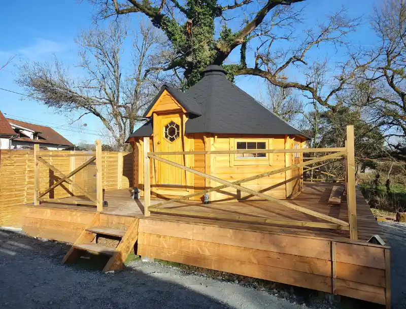 Kota finlandais vue de l'extérieur avec terrasse et rambarde-Auvergne Kota-hébergement insolite-logement insolite-séjour détente-escapade nature-location-vacances-Bain nordique privatif-week end romantique-Brugheas-Vichy-Allier-Clermont Ferrand