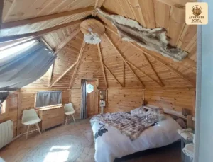Intérieur cosy du kota finlandais tout équipé-Auvergne Kota-hébergement insolite-logement insolite-séjour détente-escapade nature-location-vacances-Bain nordique privatif-week end romantique-Brugheas-Vichy-Allier-Clermont Ferrand